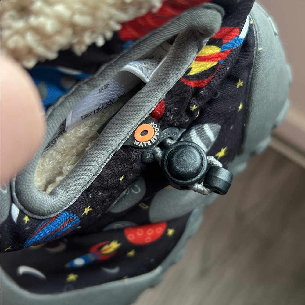 Bogs Black and Gray Space-Themed Kids waterproof boots size 8 - Picture 8 of 8
